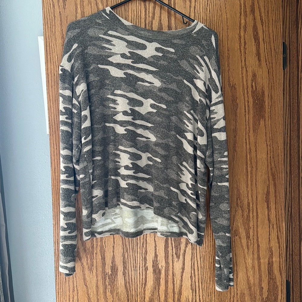 Long sleeve Mudd cameo shirt.
